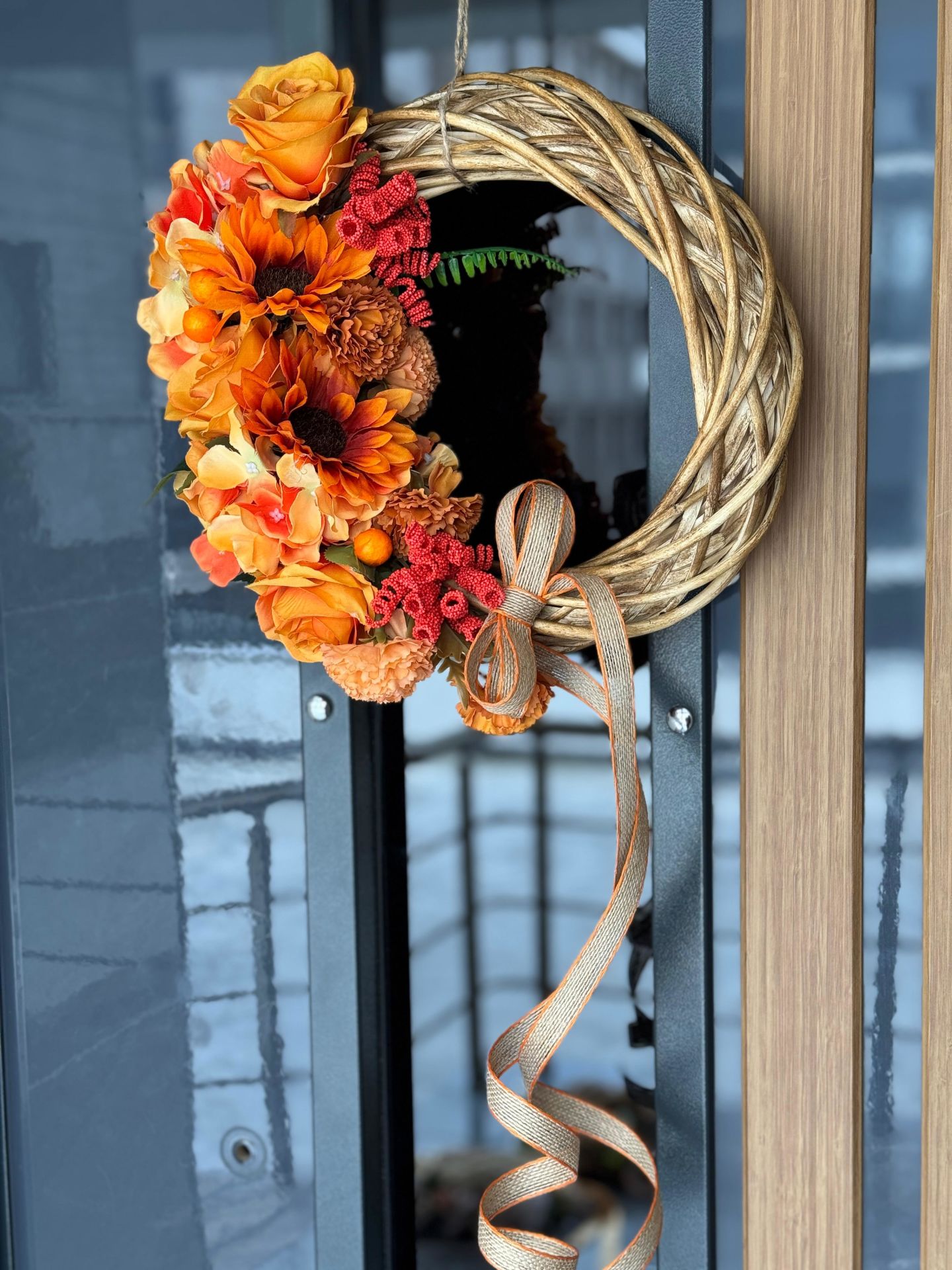 Yapay Çiçekli Hasır Kapı Süsü No:1