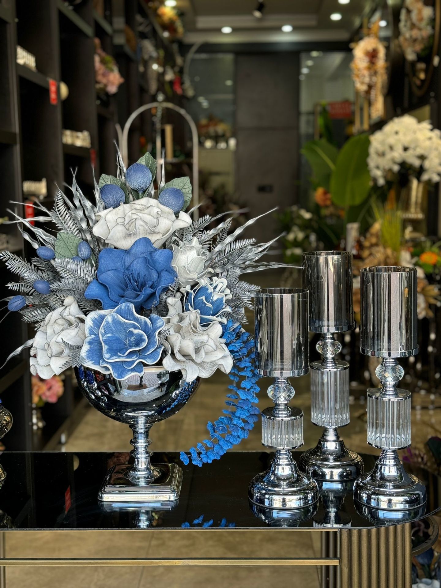 Yapay Çiçekli Gümüş Kare Ayak Vazo Şamdanlı Set No:11