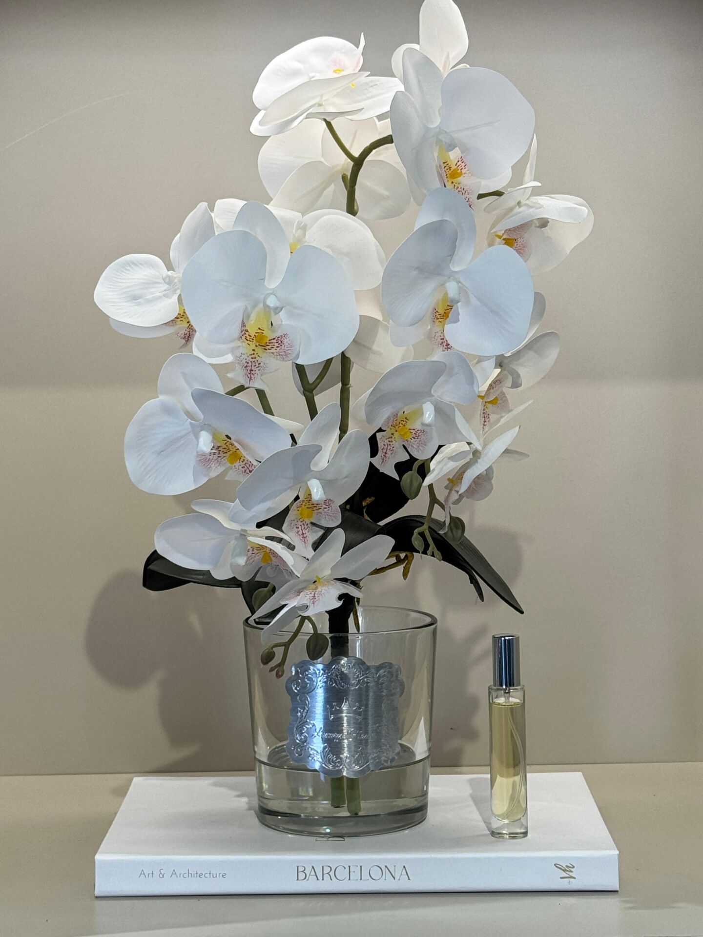 İki  Dal Yapay Orkideli Cam Vazo(Gümüş Plaka)