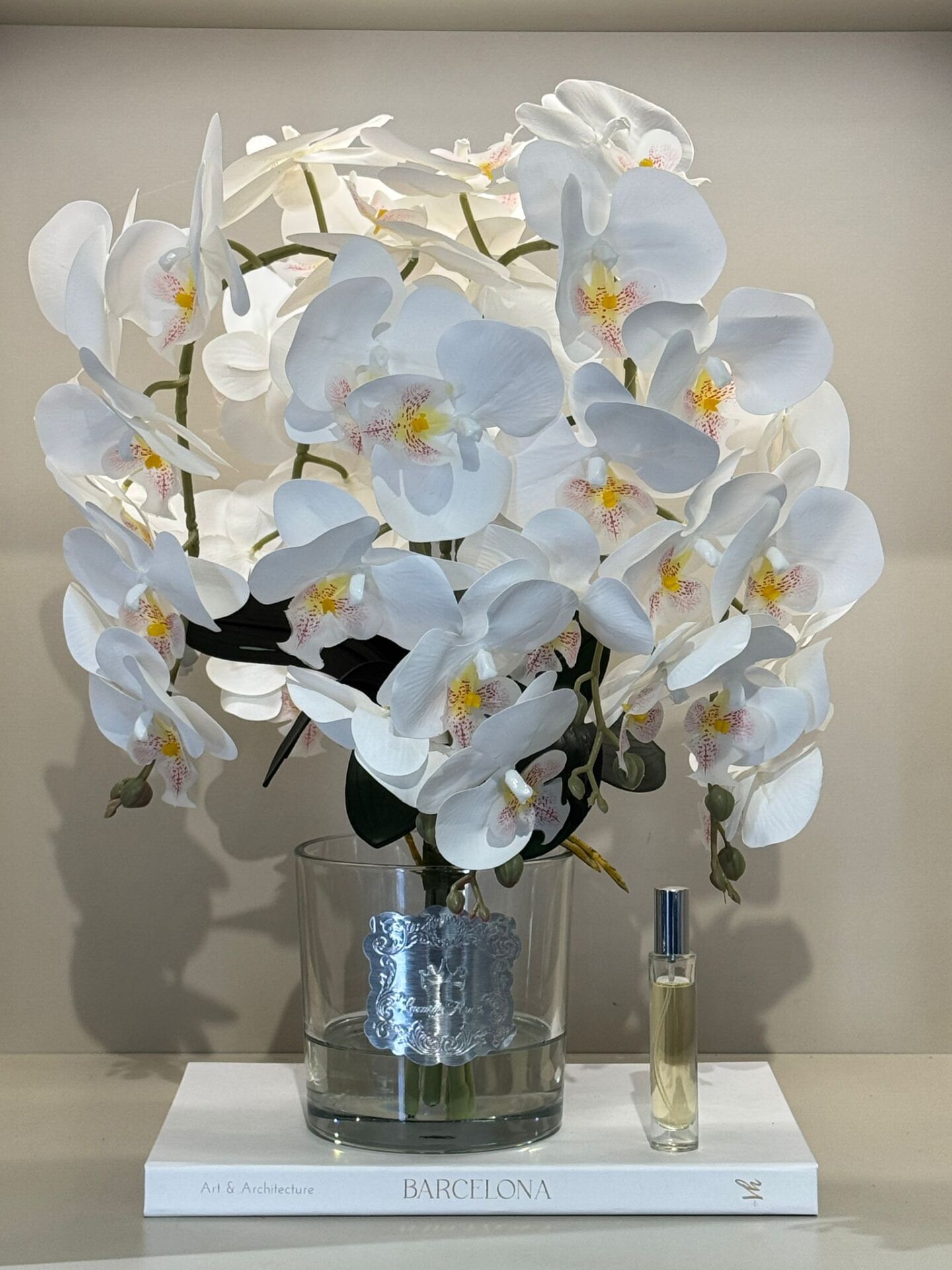 Beş Dallı Yapay Orkideli Cam Vazo(Gümüş Plaka)