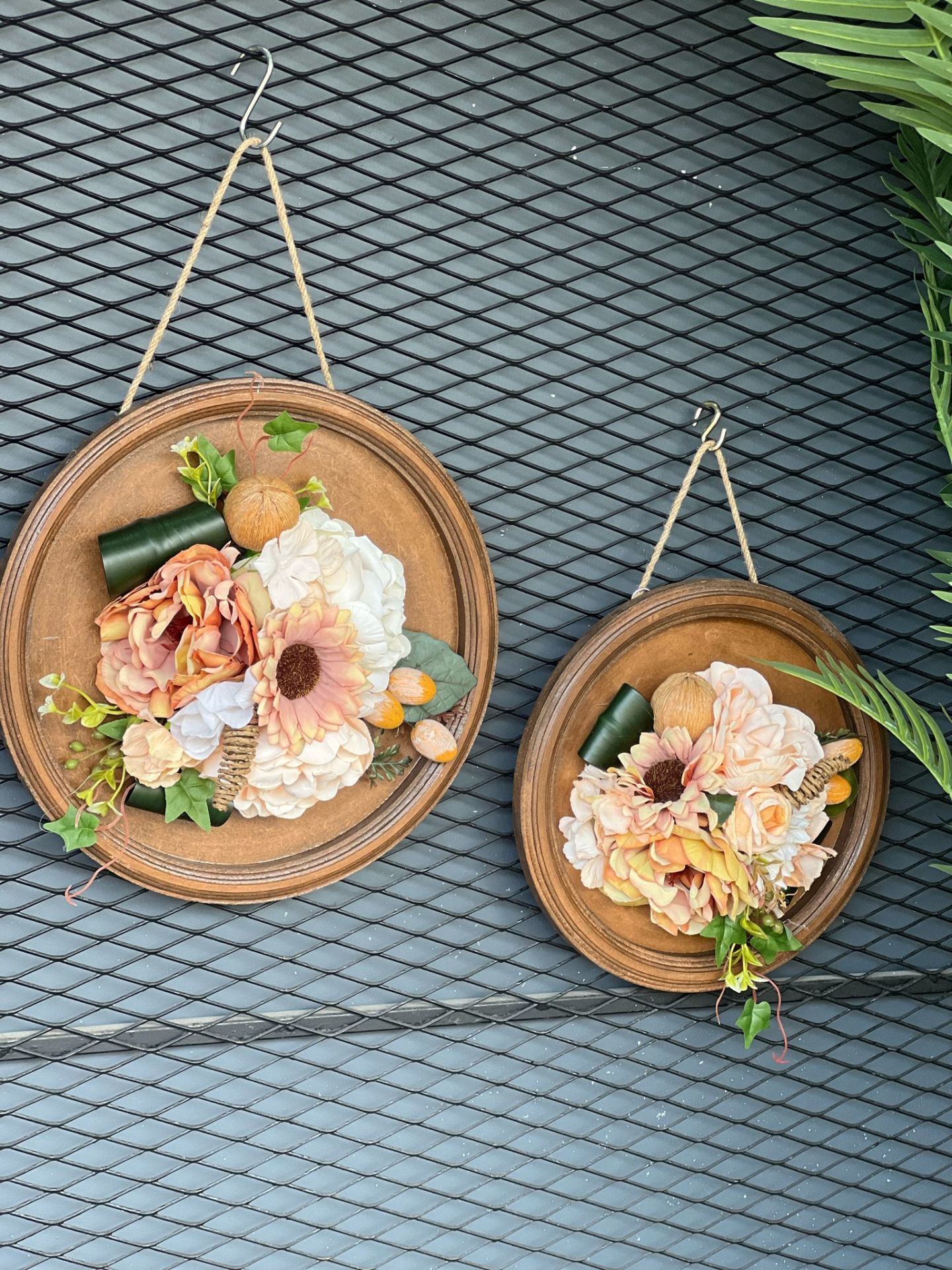 Yapay Çiçekli Ahşap Duvar Süsü No:3