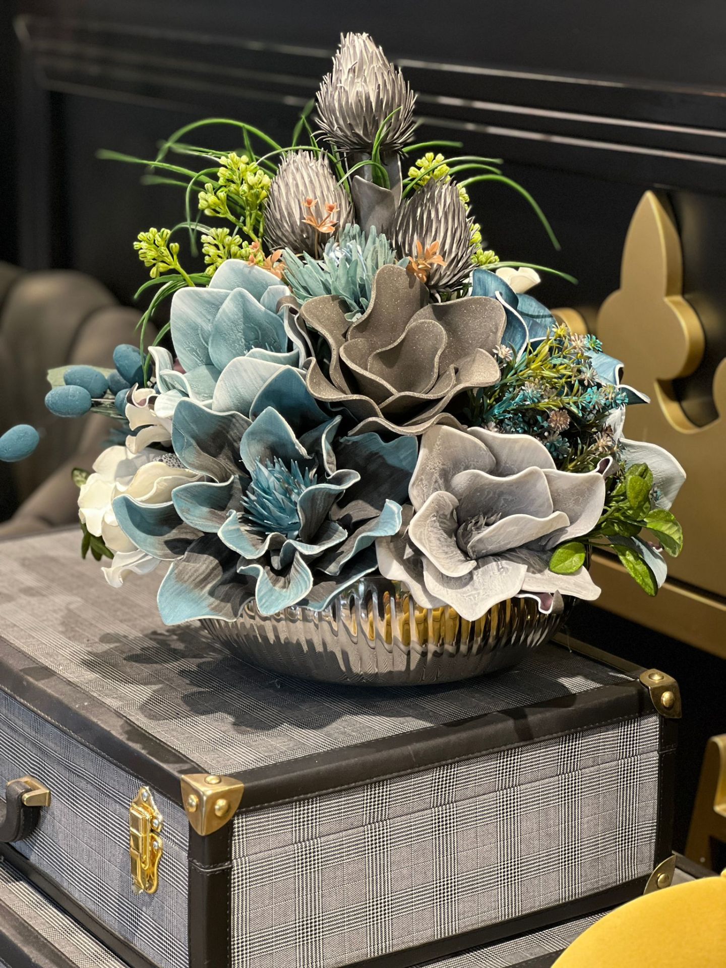 Yapay İthal Çicekli Ayaklı Metal Vazo Gümüş